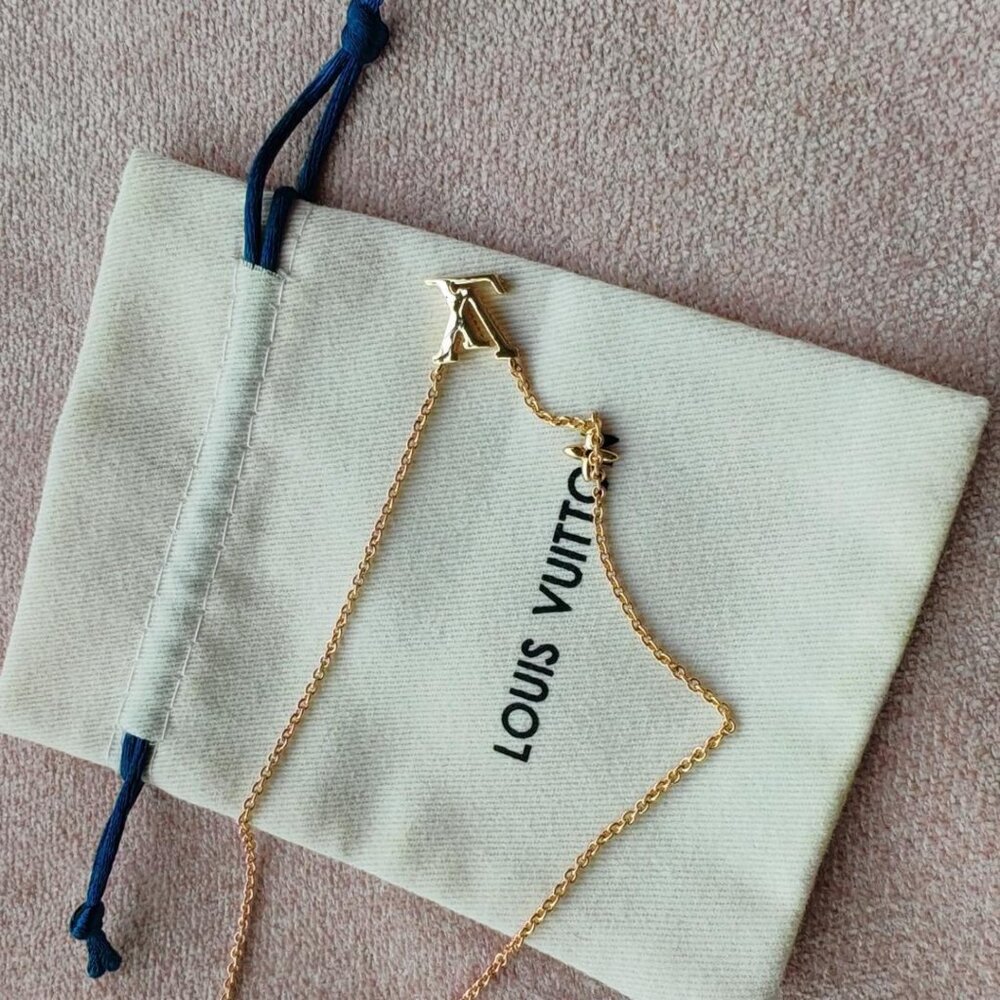 LV Monogram & Quatrefoil Gold Necklace - Picture 3 of 5